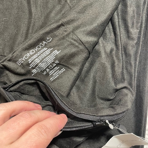 Beyond Yoga Pocket Infinity Scarf in Black NWT - Picture 3 of 3